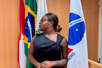 Jojo Todynho posa para foto na sede da OAB-RJ