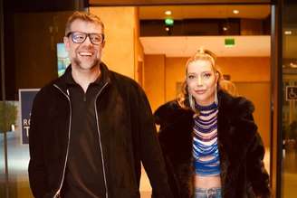 Cris Gomes e Luiza Possi andando juntos