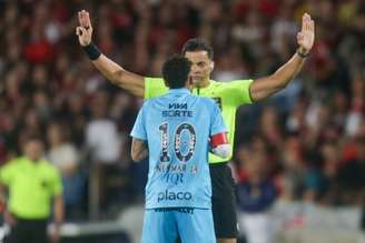 Neymar recebeu amarelo ao contestar lance que teria sido falta no goleiro Brazão.