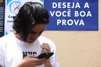 Candidato espera para fazer o Enem, na Universidade Paulista (Unip) no bairro da Barra Funda, zona oeste da cidade de São Paulo.