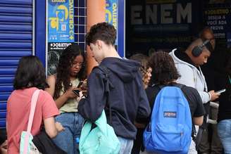 Movimentação de candidatos para o primeiro dia do Exame Nacional do Ensino Médio (Enem) 2025, na Universidade Paulista (Unip) no bairro da Barra Funda, zona oeste de São Paulo.