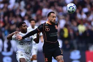 Maycon, volante do Corinthians, disputando com Matheus Bahia, do Ceará Memphis, atacante do Corinthians, reclamando 