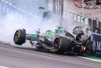 O piloto brasileiro Gabriel Bortoleto, da Kick Sauber, sofre acidente no fim da reta principal e entrada do S do Senna