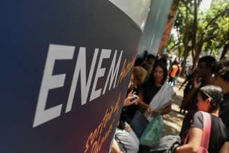 Primeiro dia do Enem 2025 tem questões sobre Paolla Oliveira e trechos da Bíblia e do Alcorão