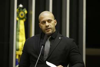 Moraes determina regularização do CPF de Daniel Silveira para tirar carteira de trabalho.