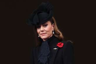 Kate Middleton com papoula vermelha em homenagem aos mortos na 1ª Guerra