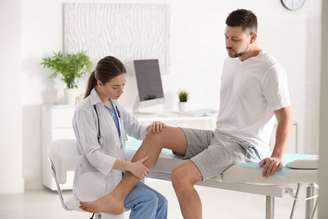 Quando o incômodo não passa e interfere na rotina, é preciso investigar causas estruturais que vão além da sobrecarga