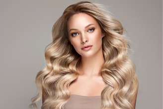 Cabelos com movimento, cortes leves e cores sofisticadas são tendências para o fim do ano