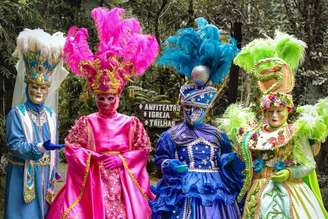 Grupo de Santa Catarina em desfile com máscaras típicas de Veneza
