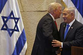 Trump cochicha no ouvido de Netanyahu durante visita a Israel