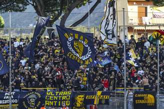 Torcedores da Juve Stabia durante uma partida da equipe no estádio Romeo Menti