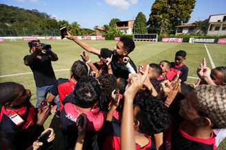 Danilo faz visita no projeto sonho de bola 