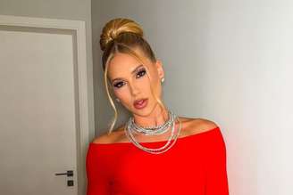 Virginia Fonseca posa em casa antes de ir ao leilão