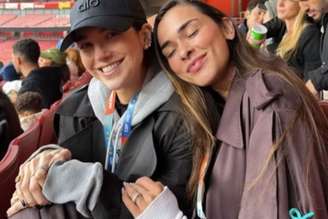 Duda e Tainá Militão no estádio