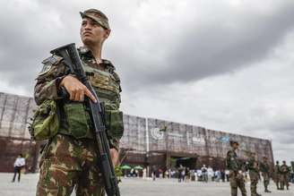 Militares diante do pavilhão que recebe a COP30, em Belém