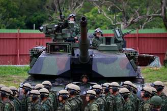 Exercício militar em Taiwan com tanques de fabricação americana