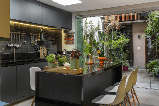 A ergonomia define alturas adequadas, boas distâncias entre equipamentos e uma circulação que facilita o uso diário Projeto: Atelier Paulo Tripoloni |