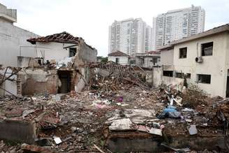 Destruição é vista na manhã desta sexta-feira, 14, devido uma explosão que causou um incêndio na noite de quinta-feira, 13, na região do Tatuapé.