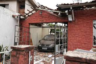 Destruição é vista na manhã desta sexta-feira, 14 de novembro de 2025, devido uma explosão que causou um incêndio na noite de ontem, quinta-feira (13) em uma casa que armazenava fogos de artifício no Tatuapé, na Zona Leste de São Paulo, deixou uma pessoa morta e ao menos dez feridas.