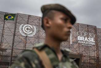 Militar diante de pavilhão que sedia a COP30, em Belém