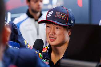 Yuki Tsunoda em entrevista com imprensa após GP de São Paulo