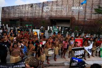  portão principal do espaço onde ocorre a Cúpula do Clima das Nações Unidas (COP- 30) em Belém foi fechado na manhã desta sexta-feira, 14, por causa de um protesto de indígenas Mundurukus em frente à zona azul, onde ocorrem as negociações. A entrada para a conferência da ONU está sendo feita por uma entrada lateral.