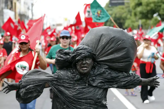 Segundo organizadores, pelo menos 70 mil pessoas estiveram na manifestação, que saiu do Mercado de São Brás, no centro histórico, até a Aldeia Cabana.