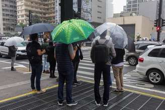 Dia chuvoso em São Paulo; Defesa Civil emitiu alerta de chuva forte para baixada santista e de alagamentos para a capital