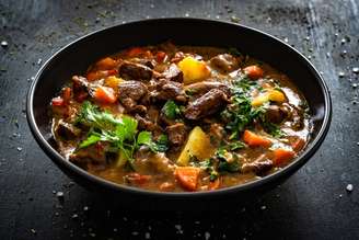 Ensopado de músculo com legumes