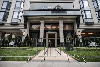 Grades cercam a sede do Banco Master, em São Paulo