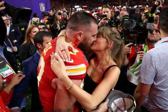 Taylor Swift com o noivo, Travis Kelce