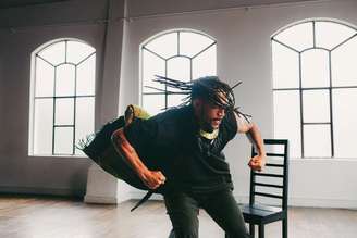 As apresentações do espetáculo de dança DeNegrir combate estigmas de linguagem que persistem desde a escravidão. 