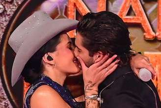 Ana Castela e Zé Felipe se beijando durante gravação no SBT