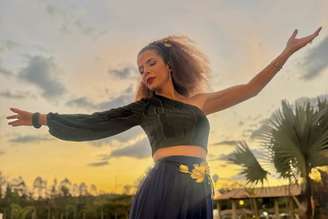 Vanessa da Mata posa para fotos em meio a natureza