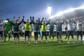 Elenco do Coritiba cumprimenta torcida. 