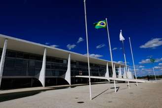O Palácio do Planalto localizado na praça dos três poderes na Capital Federal é a sede do poder executivo do Brasil.