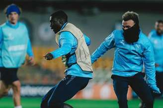 Com David Luiz ao fundo, o Pafos treina forte para a partida decisiva –