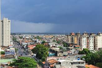 Nuvens de tempestade sobre Belém: além de facilitar a presença de representantes de povos indígenas, ter a cidade como sede da COP 30 ajudou a deixar claras as realidades das mudanças climáticas e do uso da terra, que são gritantemente óbvias na Amazônia Alexander Lees, CC BY-NC-ND