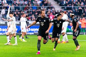 Harry Kane (Bayern de Munique) celebrando seu gol contra o Monchengladbach, no dia 25.10.2025