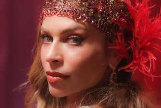 Grazi Massafera caracterizada como Dona Beja