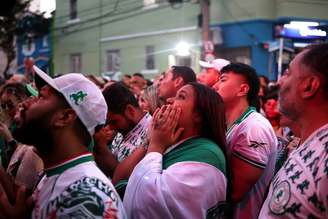 Torcedores do Palmeiras nos arredores do Allianz Parque ficam desolados com derrota para o Flamengo na final da Libertadores.