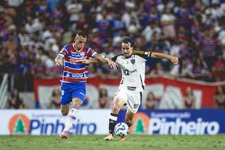 Breno Lopes segue rumo ao ataque para o Fortaleza e recebe a forte marcação de Igor Gomes.