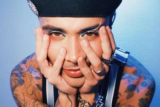 Desmontada, Grag Queen tira foto com as mãos no rosto