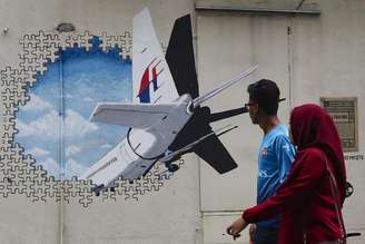 Mural sobre o voo MH370 em Kuala Lumpur, na Malásia