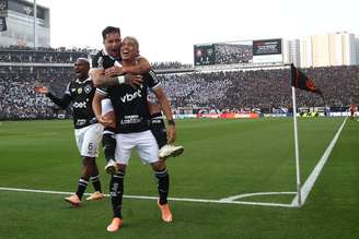 Barrera comemorando o segundo gol do Botafogo no empate com o Corinthians 