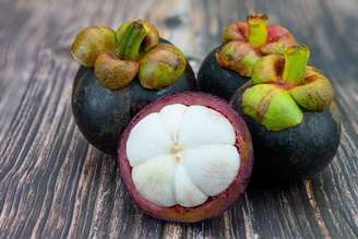 O mangostão é uma fruta tropical rica em antioxidantes que oferece diversos benefícios para a saúde