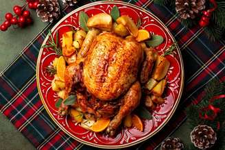 Peru recheado com maçã e laranja