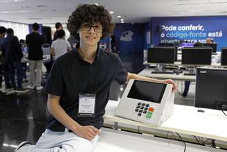 Ricardo Calderam Zanandrea, de 18 anos, participa de Teste Público de Segurança (TPS) das urnas eletrônicas