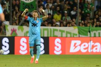 Neymar celebra 'hat-trick contra o Juventude, na penúltima rodada do Brasileirão 2025