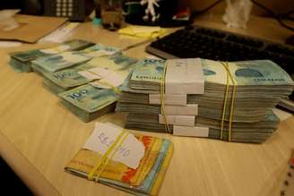 PF encontrou dinheiro vivo no carro de Rodrigo Bacellar, presidente da Alerj; total foi de mais de R$ 90 mil